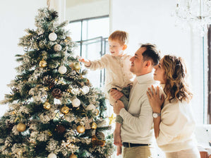 How Do Professionals Decorate Christmas Trees?