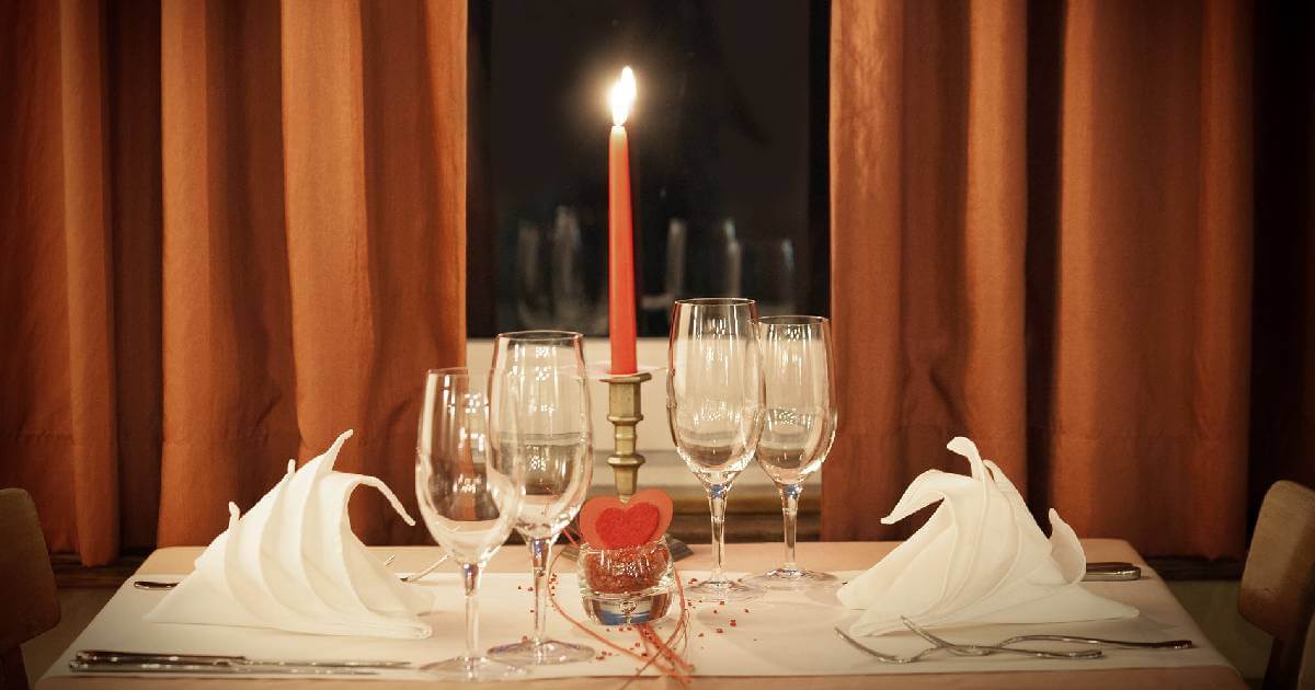 How Do You Decorate A Valentine's Dinner Table?