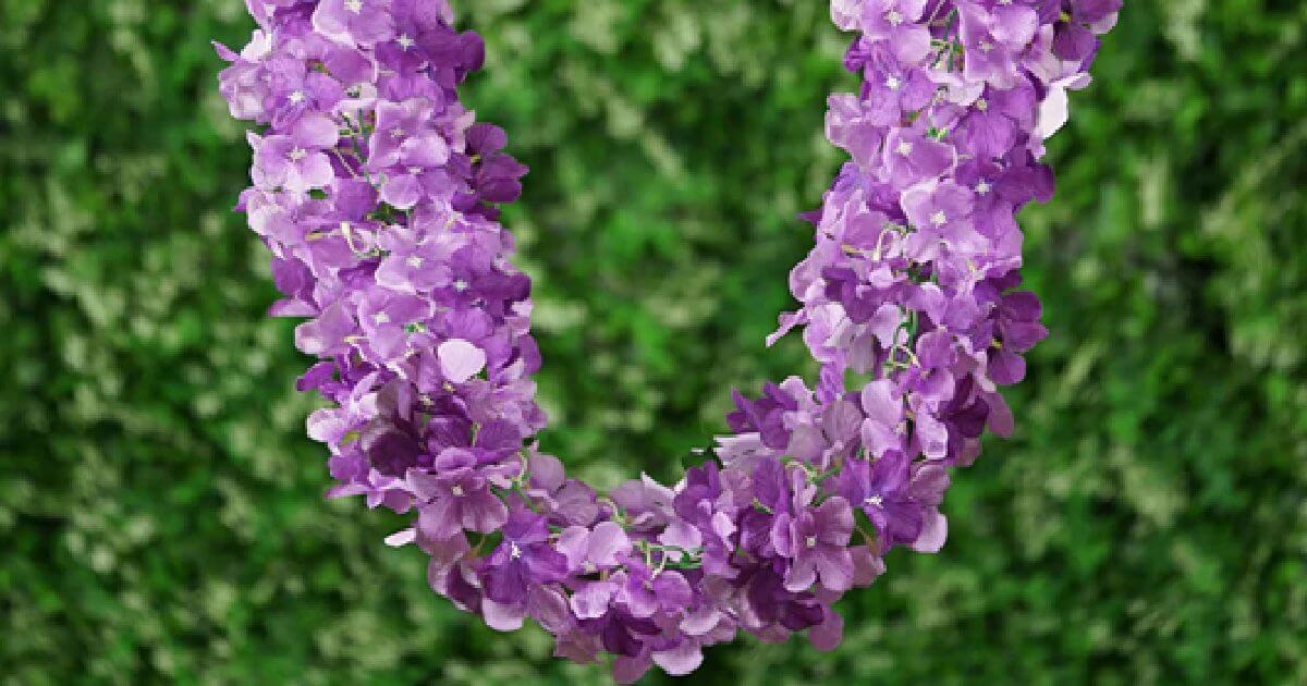 How Do You Hang Garlands?