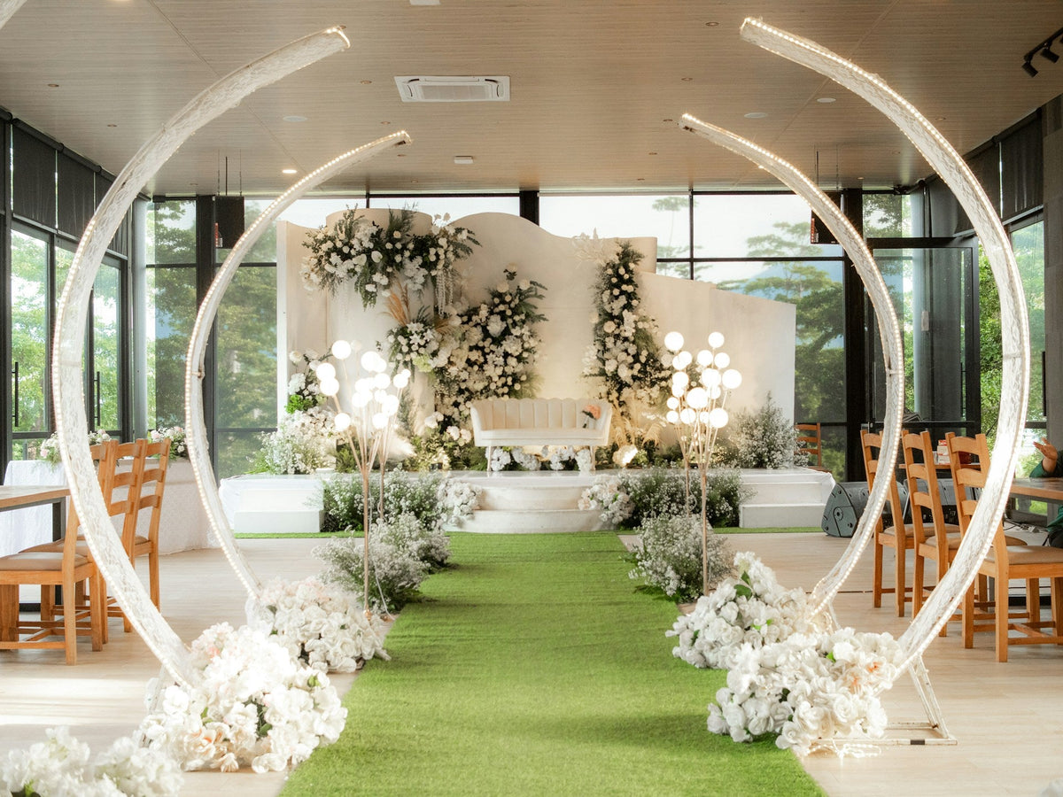 Stunning Floral and Moss Decor Trends for Modern Weddings