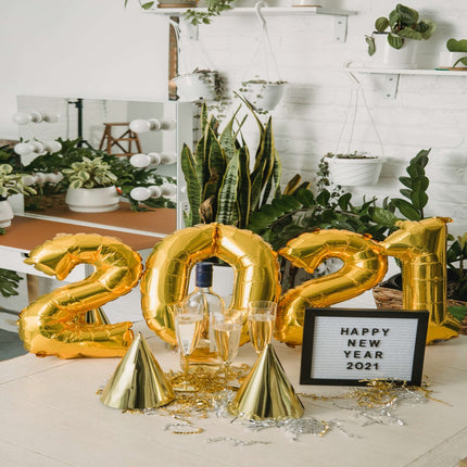 Sparkling & Cheerful Settings For A Perfect New Year Celebration!