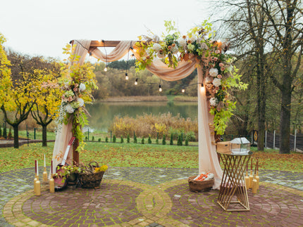 How Do You Decorate an Arch for a Wedding?