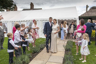 What size tent do I need for 100 guests?