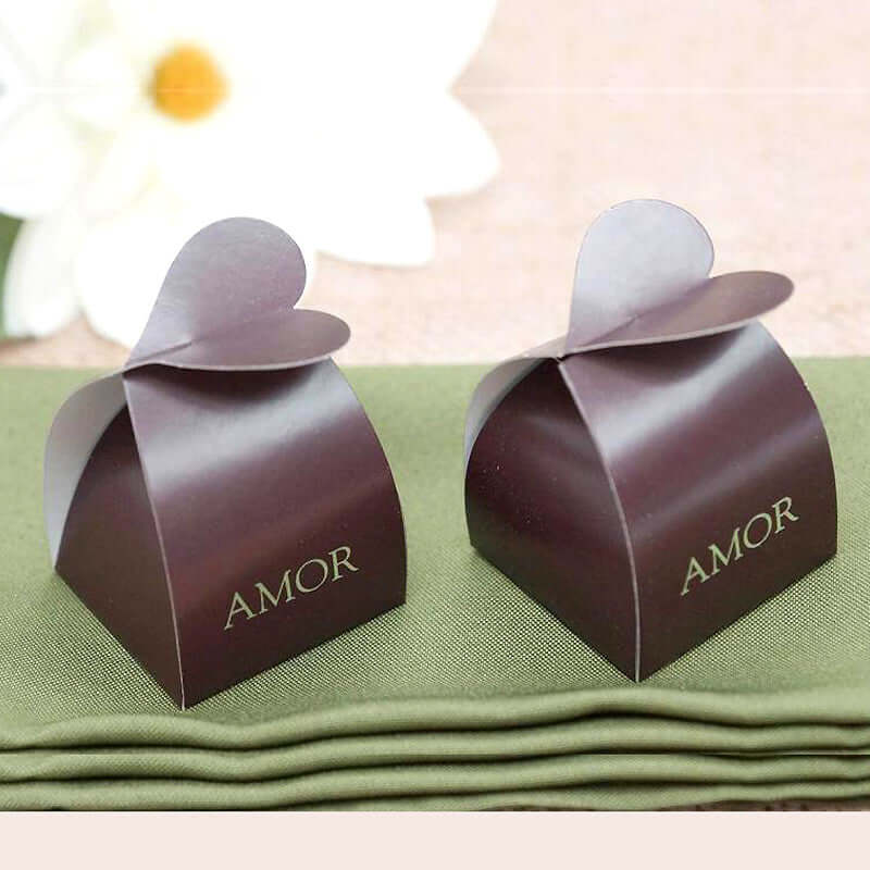 Brown heart-shaped favor boxes with "AMOR" text, perfect for weddings or events. #whtbkgd