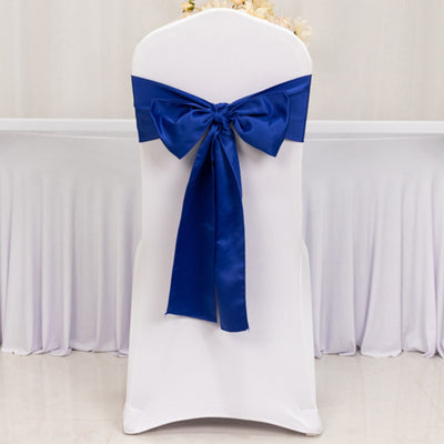 White chair cover with a blue bow, ideal for weddings and events.