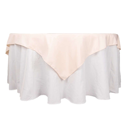 Round table with beige and white tablecloths