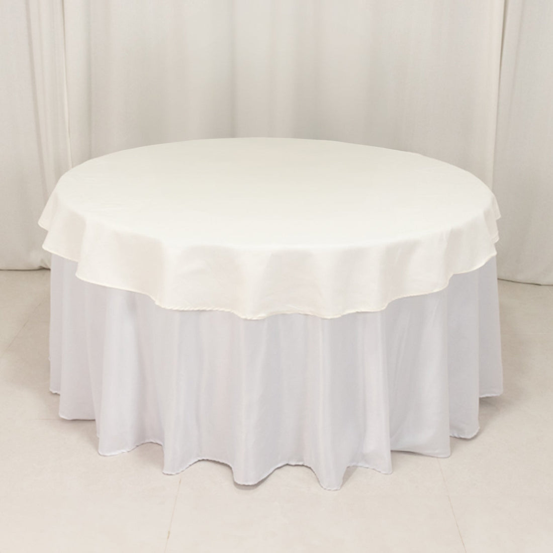 Round tablecloth with ruffled edge in white fabric