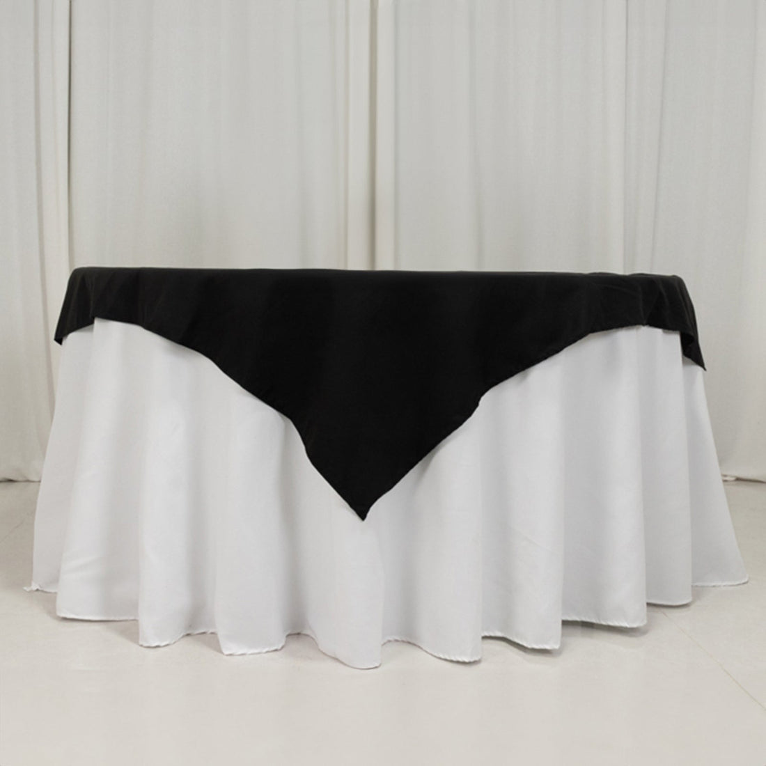 Black and white tablecloth with a classic design for elegant dining setups.